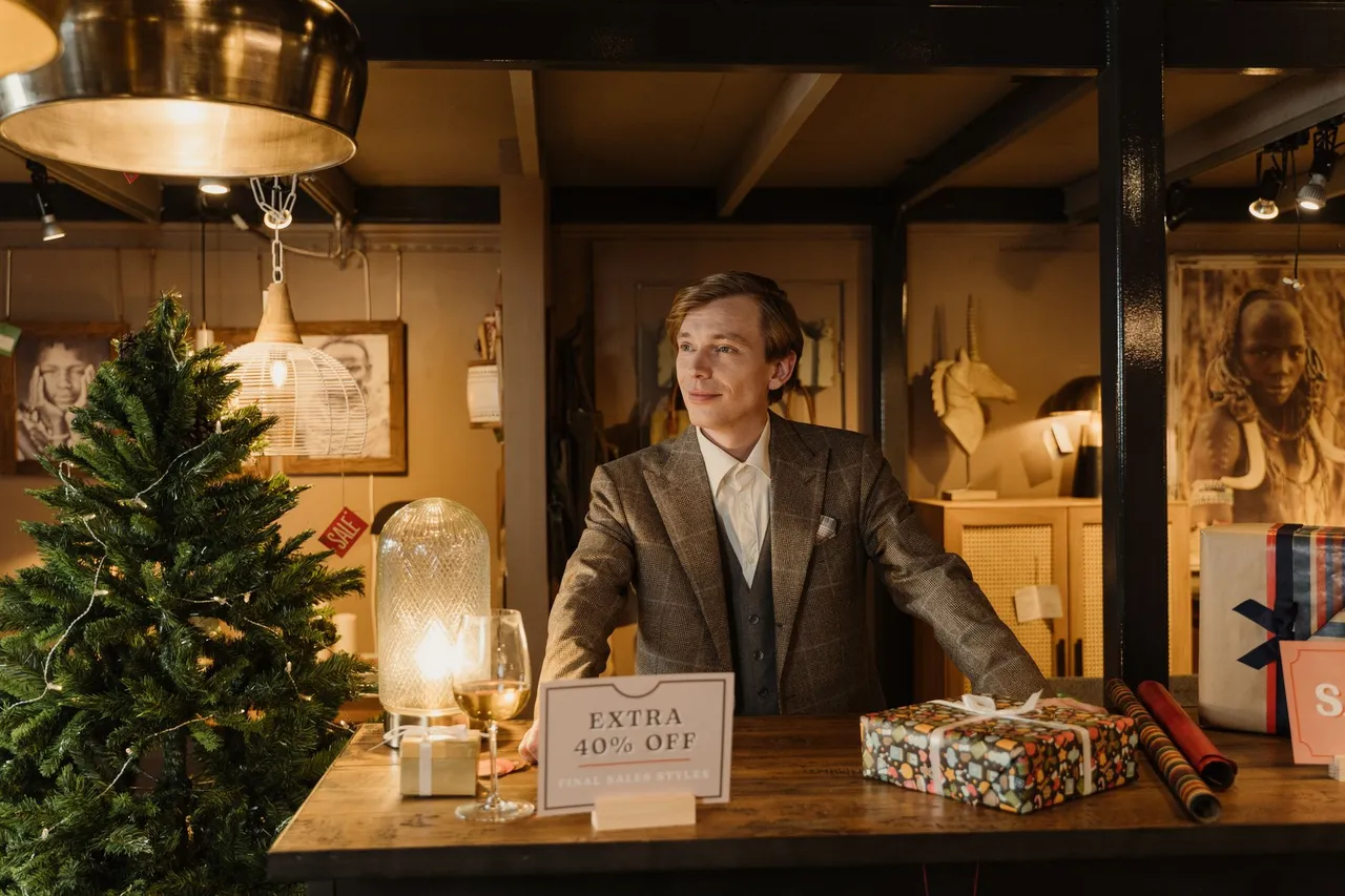 A sophisticated store display with gifts, a Christmas tree, and a 40% off sale sign.